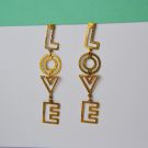 PENDIENTE LOVE DORADO ONL