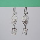 PENDIENTE LOVE PLATEADO ONL