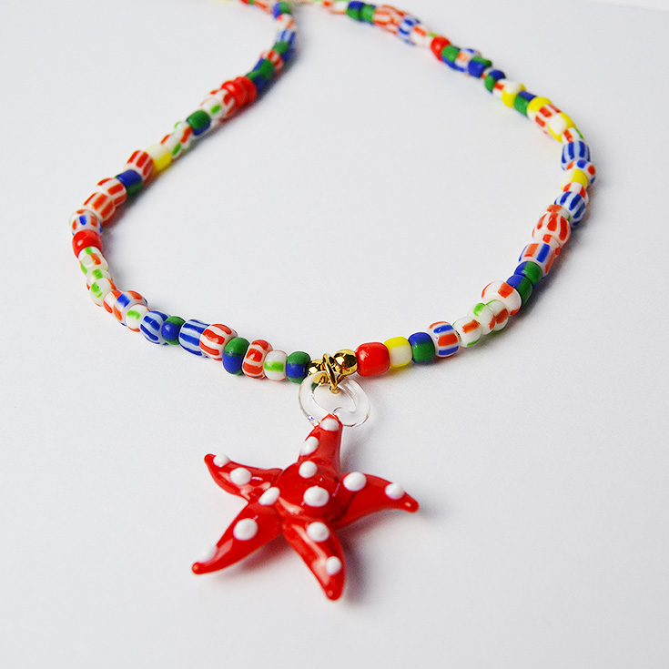 collar estrella roja de mar con piedras de colores
