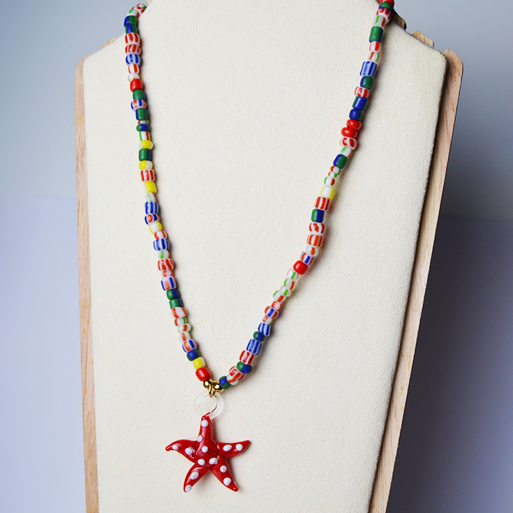 collar estrella roja de mar con piedras de colores