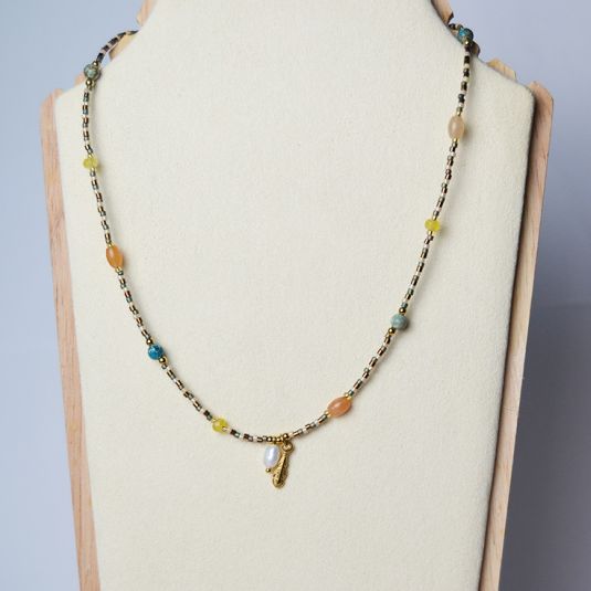 collar bolitas con pluma dorada