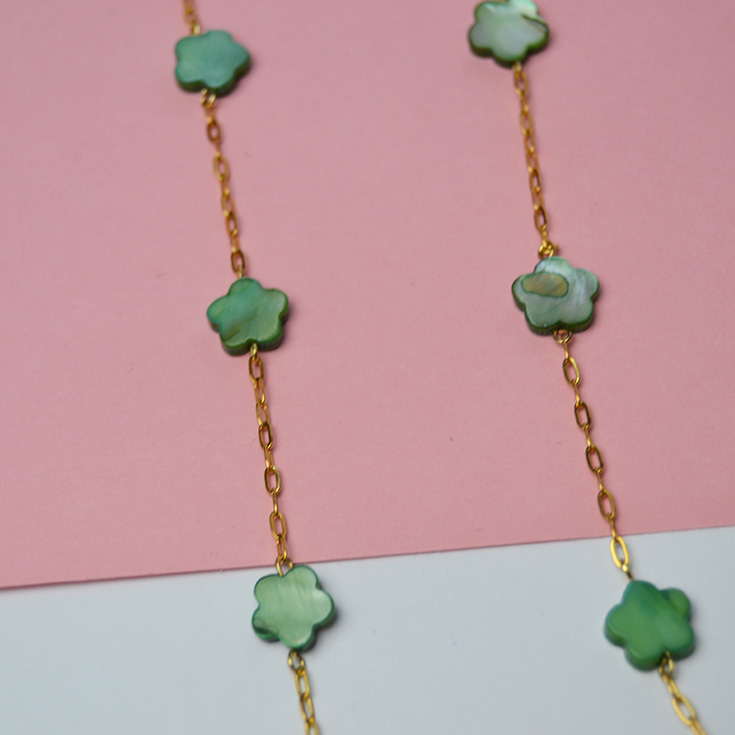 collar largo dorado con flores verdes