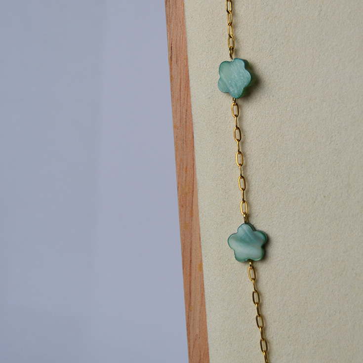 collar largo dorado con flores verdes
