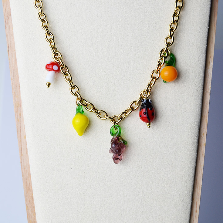 collar dorado con charm frutas