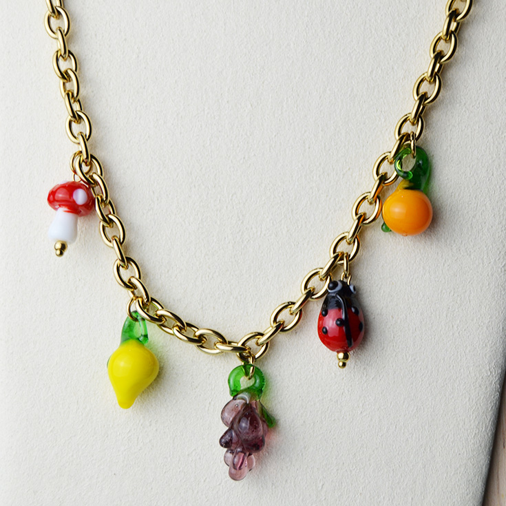 collar dorado con charm frutas