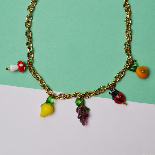 collar  dorado con charm frutas