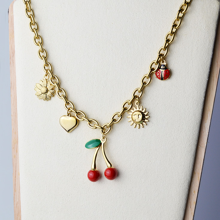 collar dorado charm cerezas y mariquita