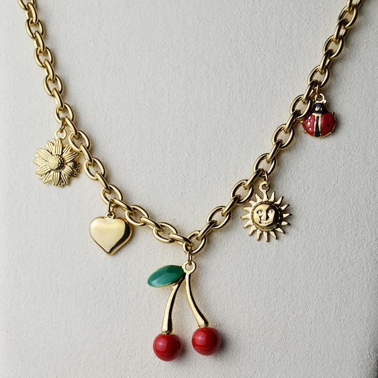 collar dorado charm cerezas y mariquita