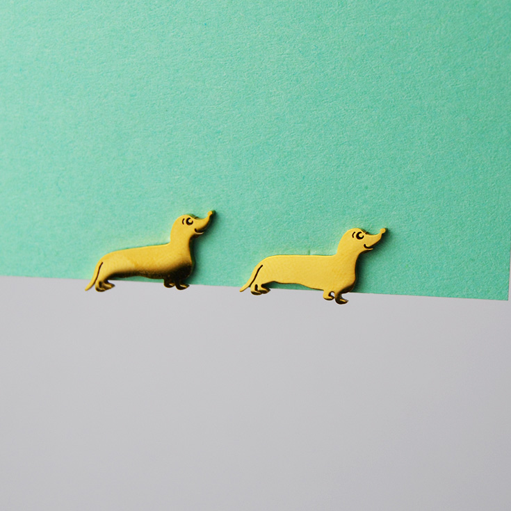 pendientes boton perro salchicha dorado