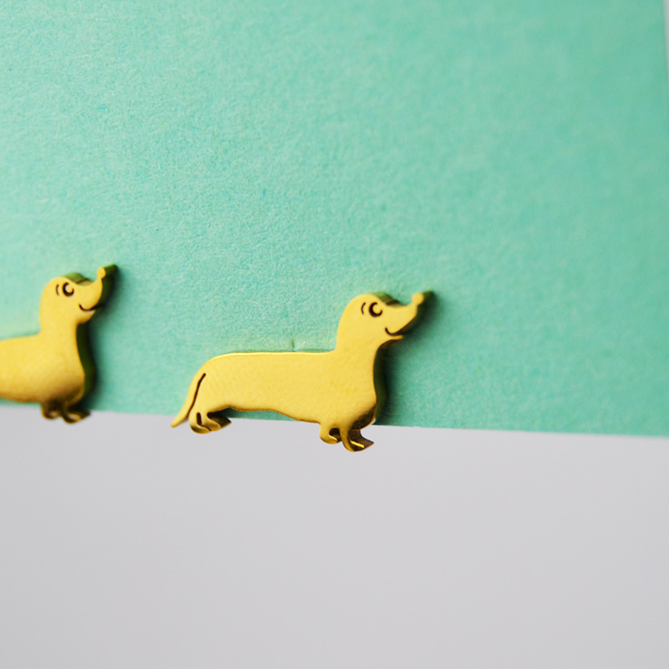 pendientes boton perro salchicha dorado