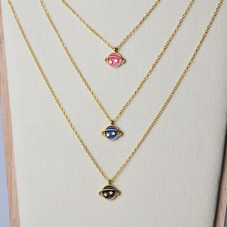 collar dorado con planeta