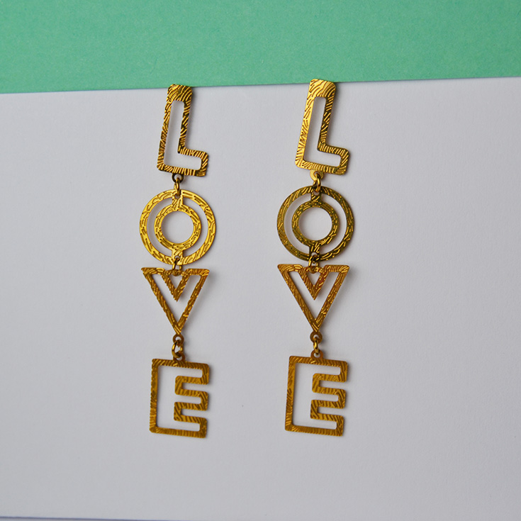 pendientes largos love dorados