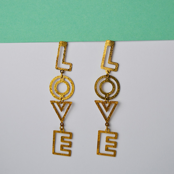 pendientes largos love dorados