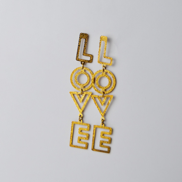 pendientes largos love dorados