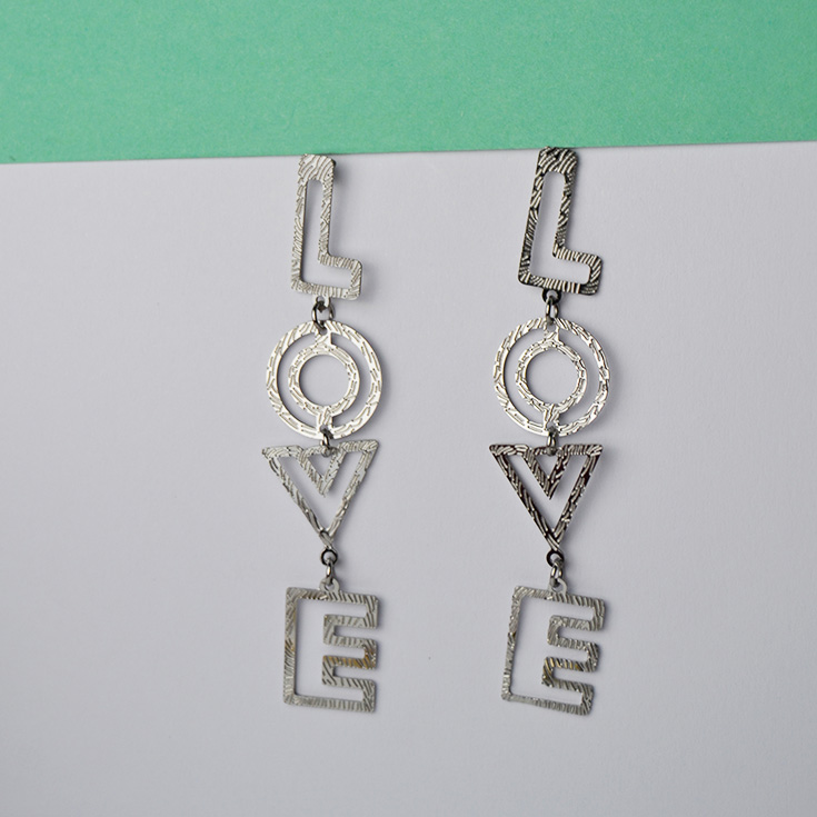 pendientes largos love plateados