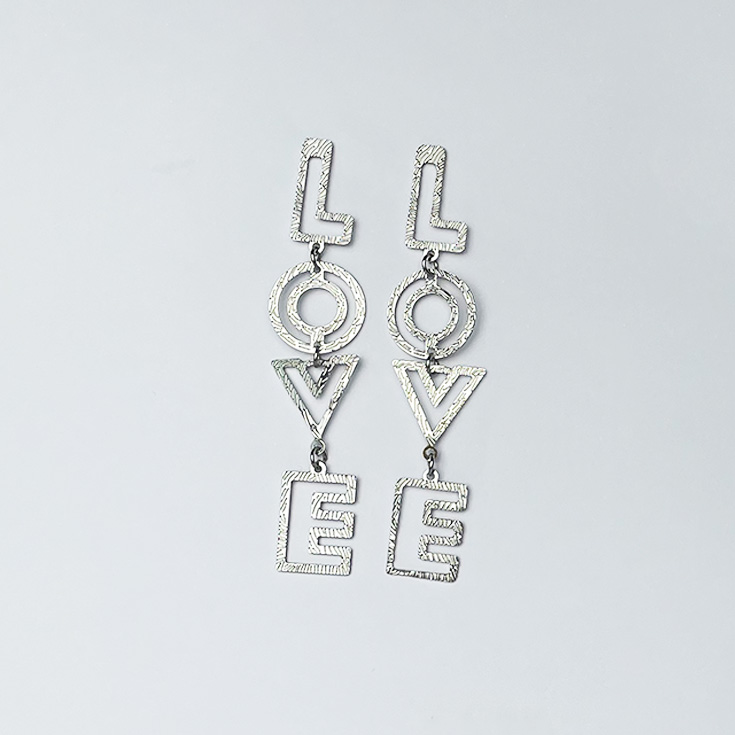 pendientes largos love plateados