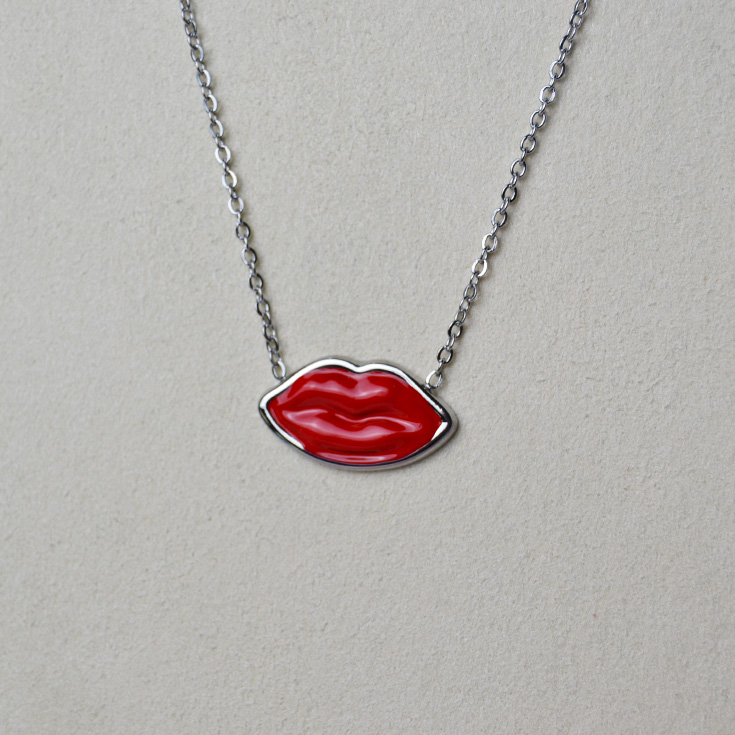 collar labio rojo plateado