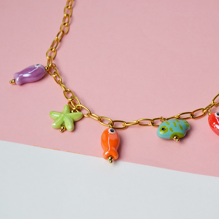 collar cadena dorada charm peces y estrellas de colores