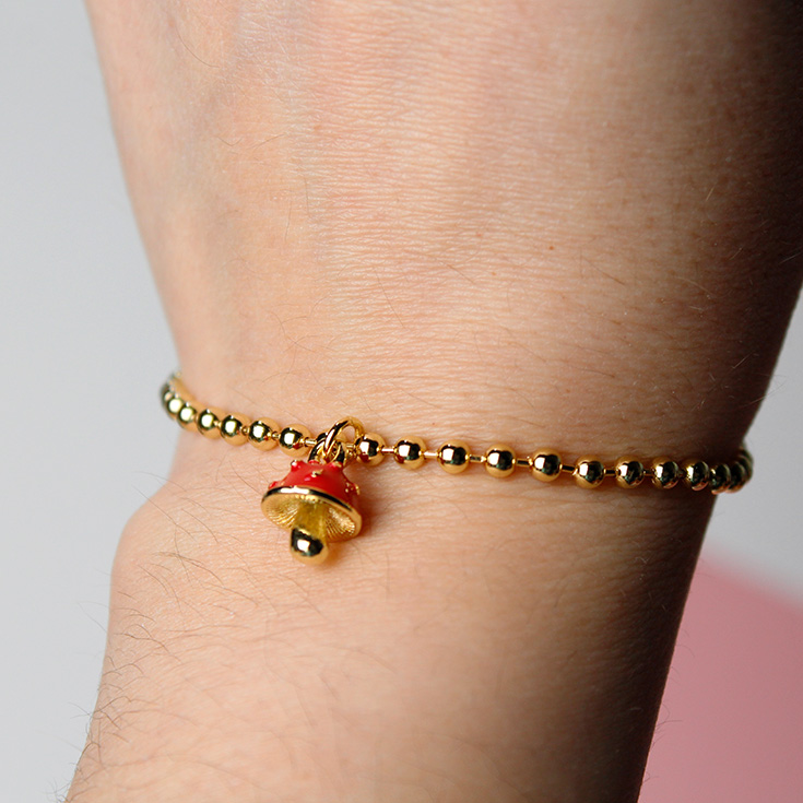 pulsera dorada charm seta roja