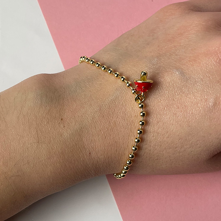 pulsera dorada charm seta roja