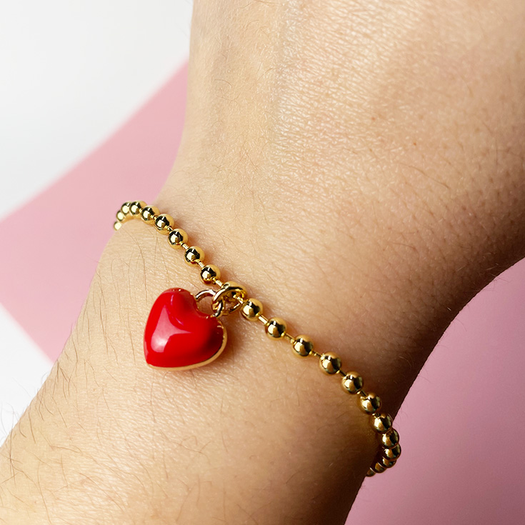 pulsera dorada charm corazon rojo