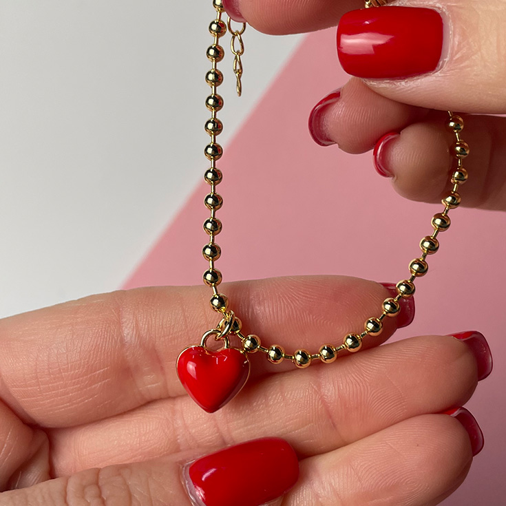 pulsera dorada charm corazon rojo