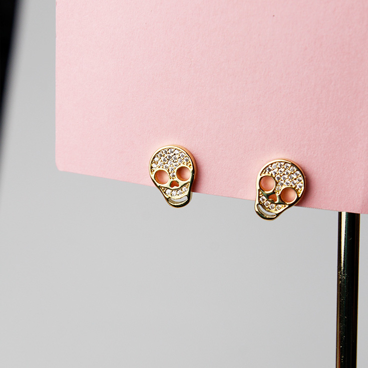 pendientes de boton calavera dorados con circonitas blancas