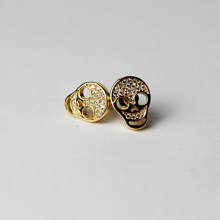 pendientes de boton calavera dorados con circonitas blancas
