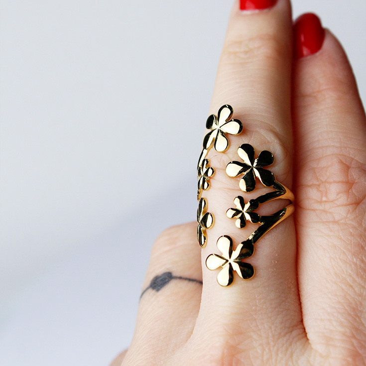 anillo flores dorado