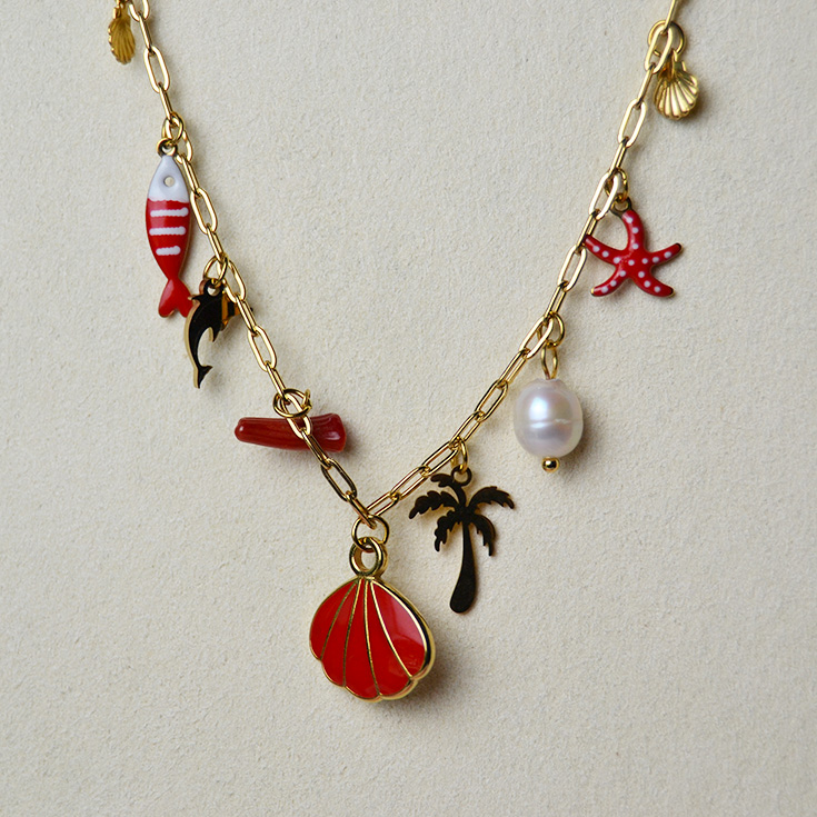 collar dorado con concha roja