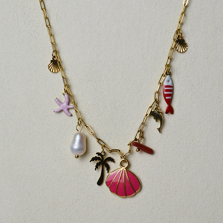 collar dorado con concha coral