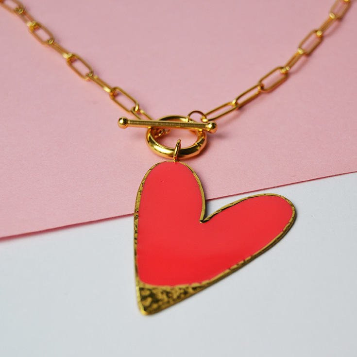 collar eslabones dorados con charm corazon grande coral