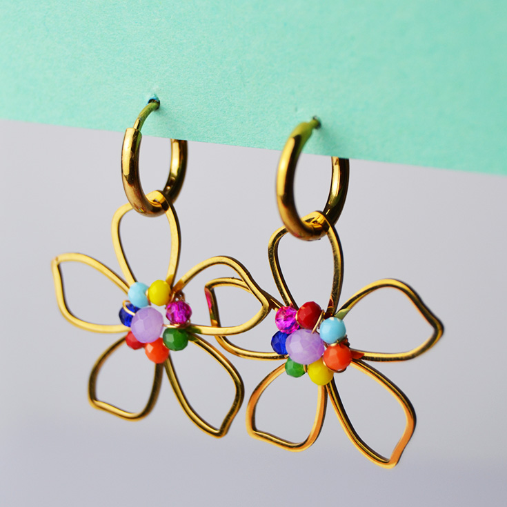 pendientes cortos flor dorada piedras de colores
