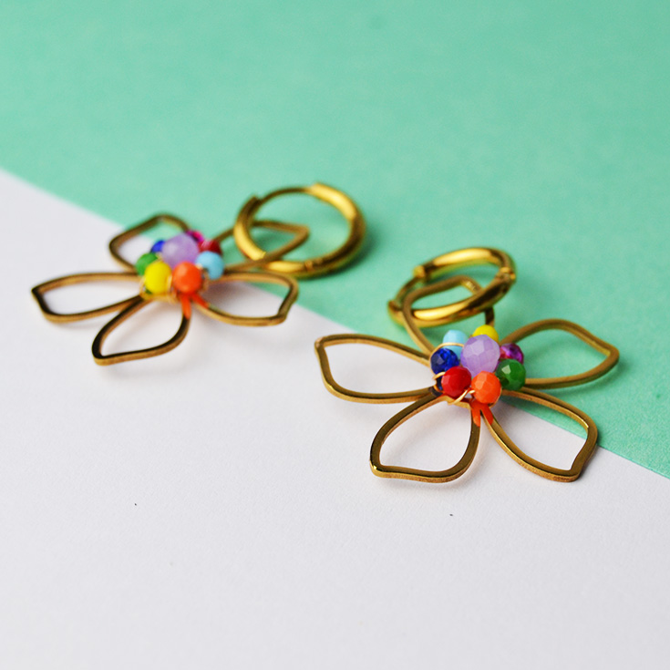 pendientes cortos flor dorada piedras de colores