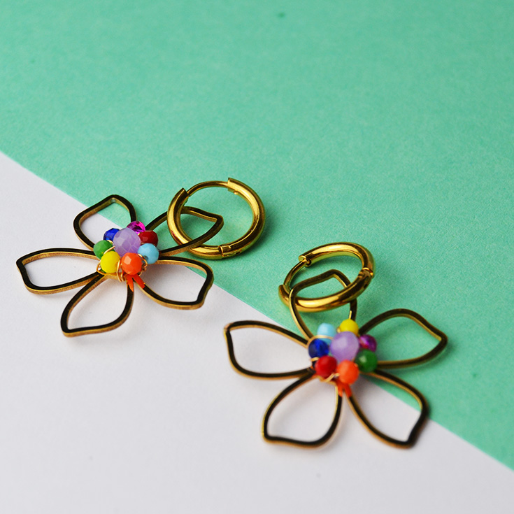 pendientes cortos flor dorada piedras de colores