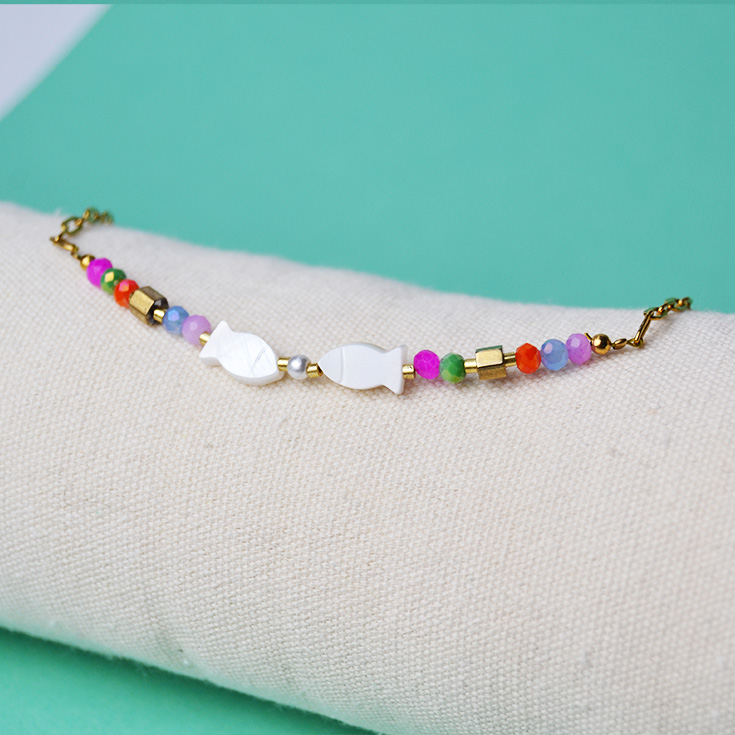 pulsera tobillera dorada con piedras de colores y peces blancos pulsera tobillera dorada con piedras de colores y peces blancos