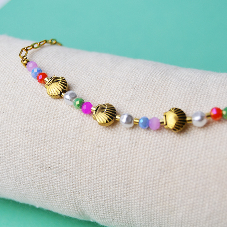 pulsera tobillera dorada con piedras de colores y conchas