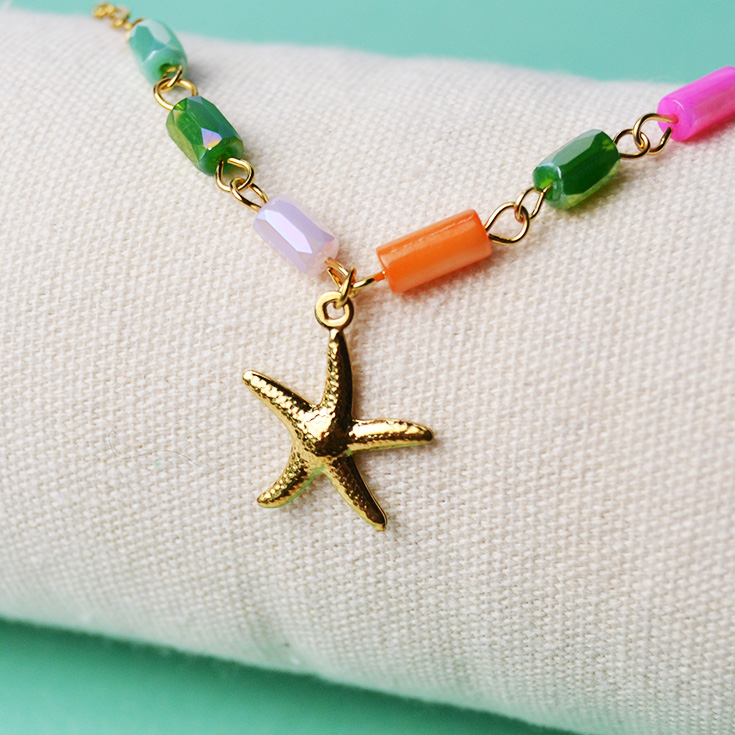 pulsera tobillera dorada con piedras de colores y estrella de mar