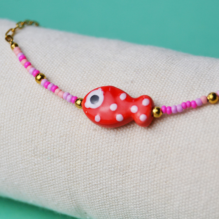 pulsera tobillera dorada con piedras de colores y pez rojo