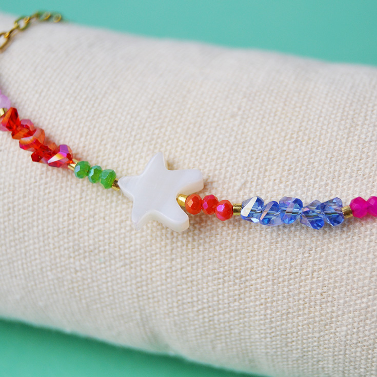 pulsera tobillera dorada con piedras de colores y estrella blanca