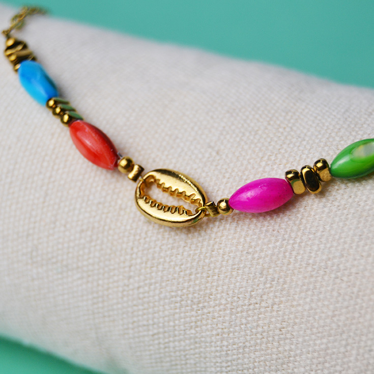 pulsera tobillera dorada con piedras de colores y caracola dorada