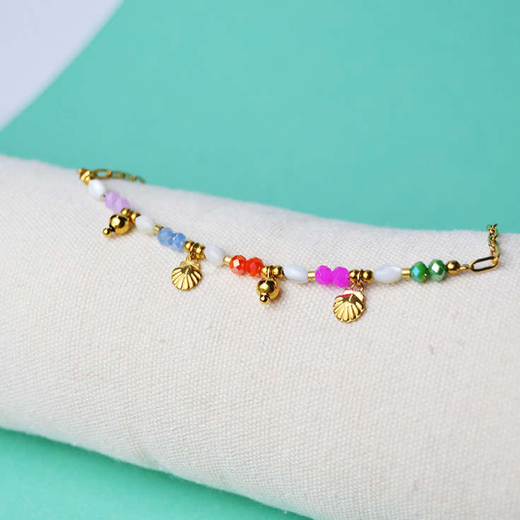 pulsera tobillera dorada con piedras de colores y charms de conchas