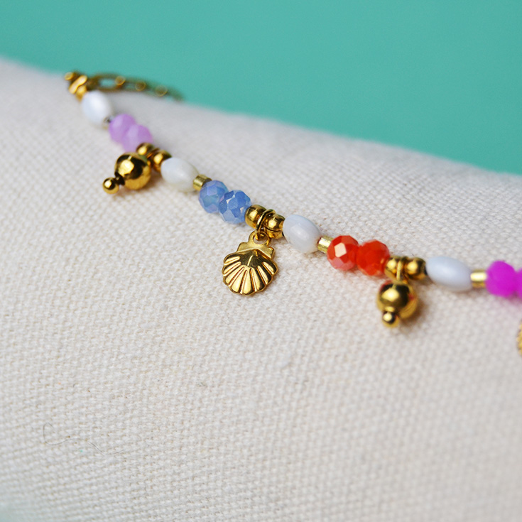 pulsera tobillera dorada con piedras de colores y charms de conchas