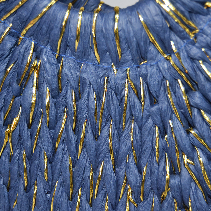 bolso cesta mano rafia azul con hilos dorados