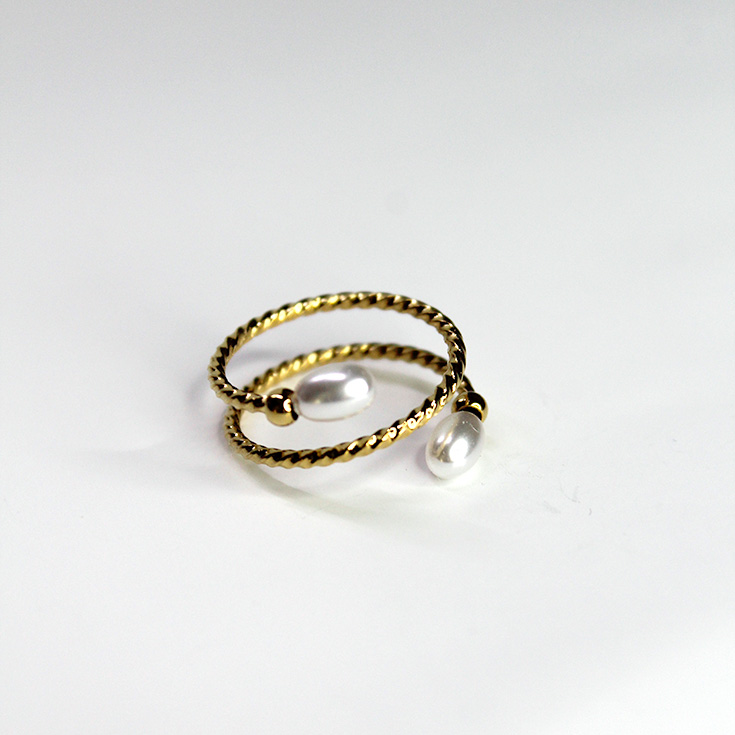 anillo dorado espiral con perlas