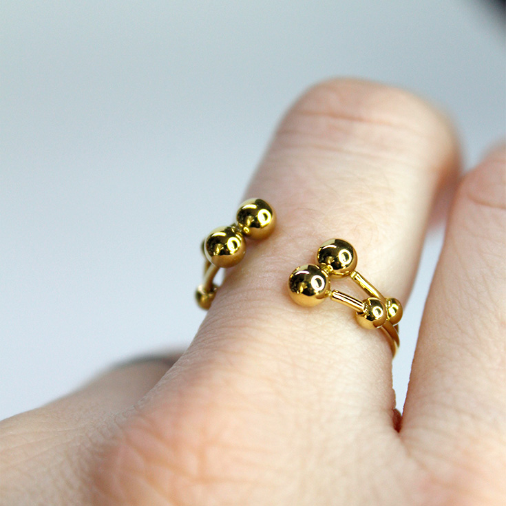 anillo dorado con burbujas