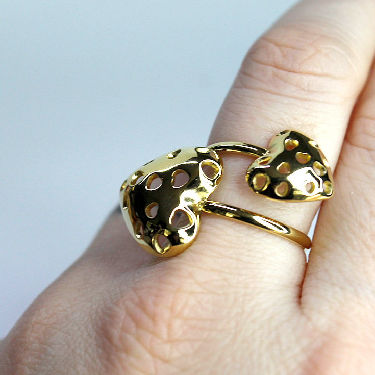 anillo dorado corazones
