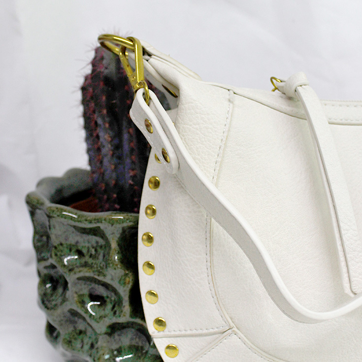 bolso blanco tachuelas