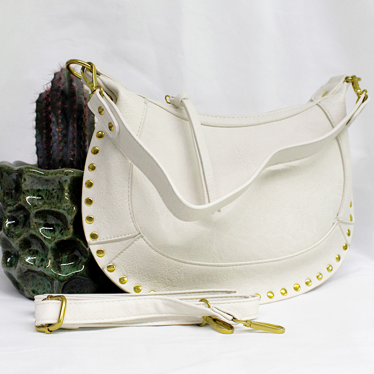 bolso blanco tachuelas