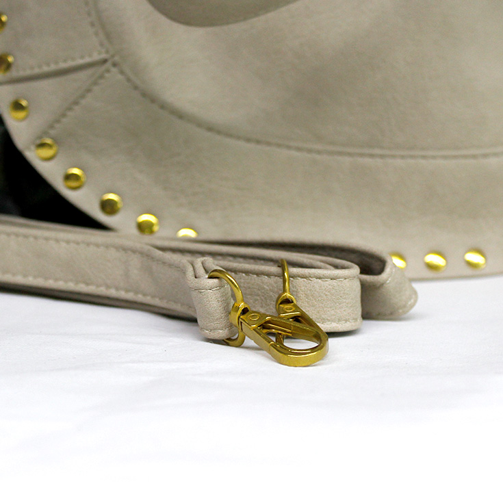 bolso beige tachuelas
